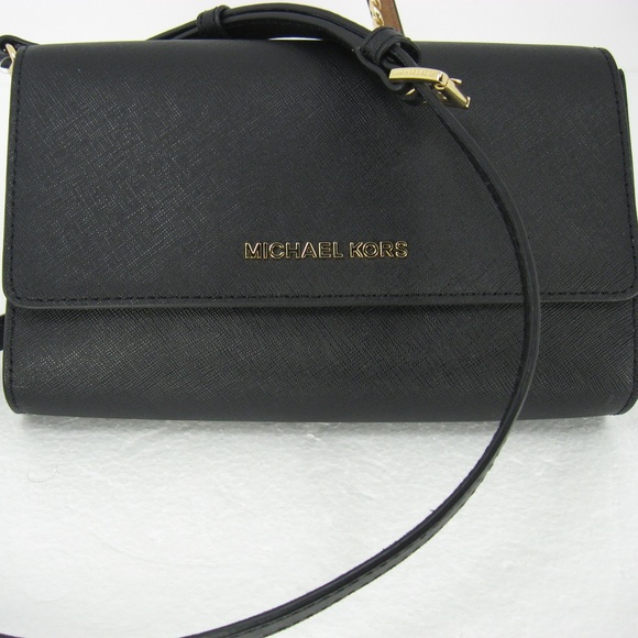 Michael Kors Handbags - MICHAEL KORS 3IN1 Jet Set Travel Wrstlt Cltch 6457